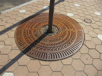 Metall po'latdan yasalgan daraxt panjarasi